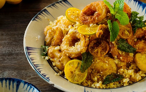 món mực xào trứng muối đầy hấp dẫn ở chai talay