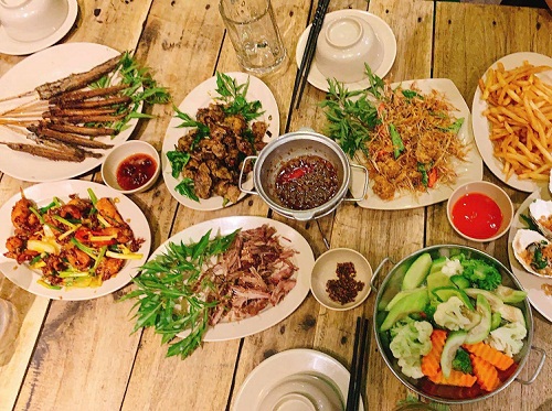 bàn ăn đầy hấp dẫn cả về hương sắc vị ở hẻm quán