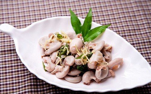 Tràng lợn chấm mắm gừng.