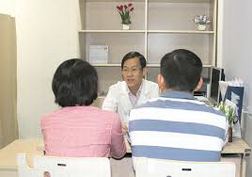 Tư vấn cho cặp vợ chồng hiếm muộn.