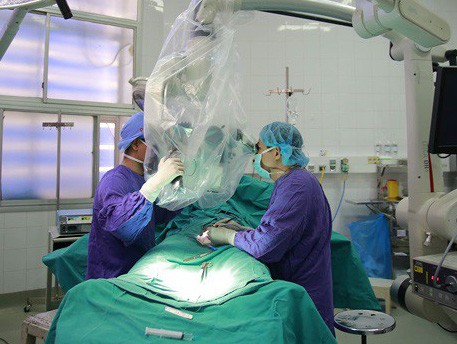 Thanh niên nghịch dại tự bẻ gãy 'của quý'