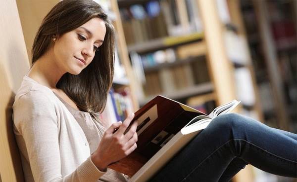 Nên đọc sách trong điều kiện đủ ánh sáng