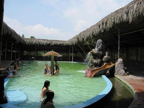 suối nước nóng hấp dẫn khách du lịch