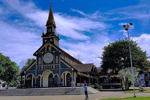 nhà thờ gỗ kon tum - địa điểm du lịch tây nguyên