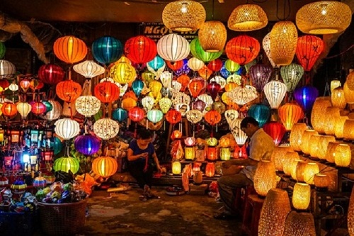 ghé qua chợ đêm khi đến du lịch hội an