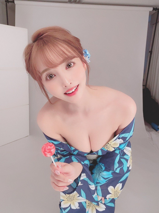 Loạt ảnh các nữ thần 18+ Nhật Bản trong trang phục kimono đầu năm - Ảnh 1.