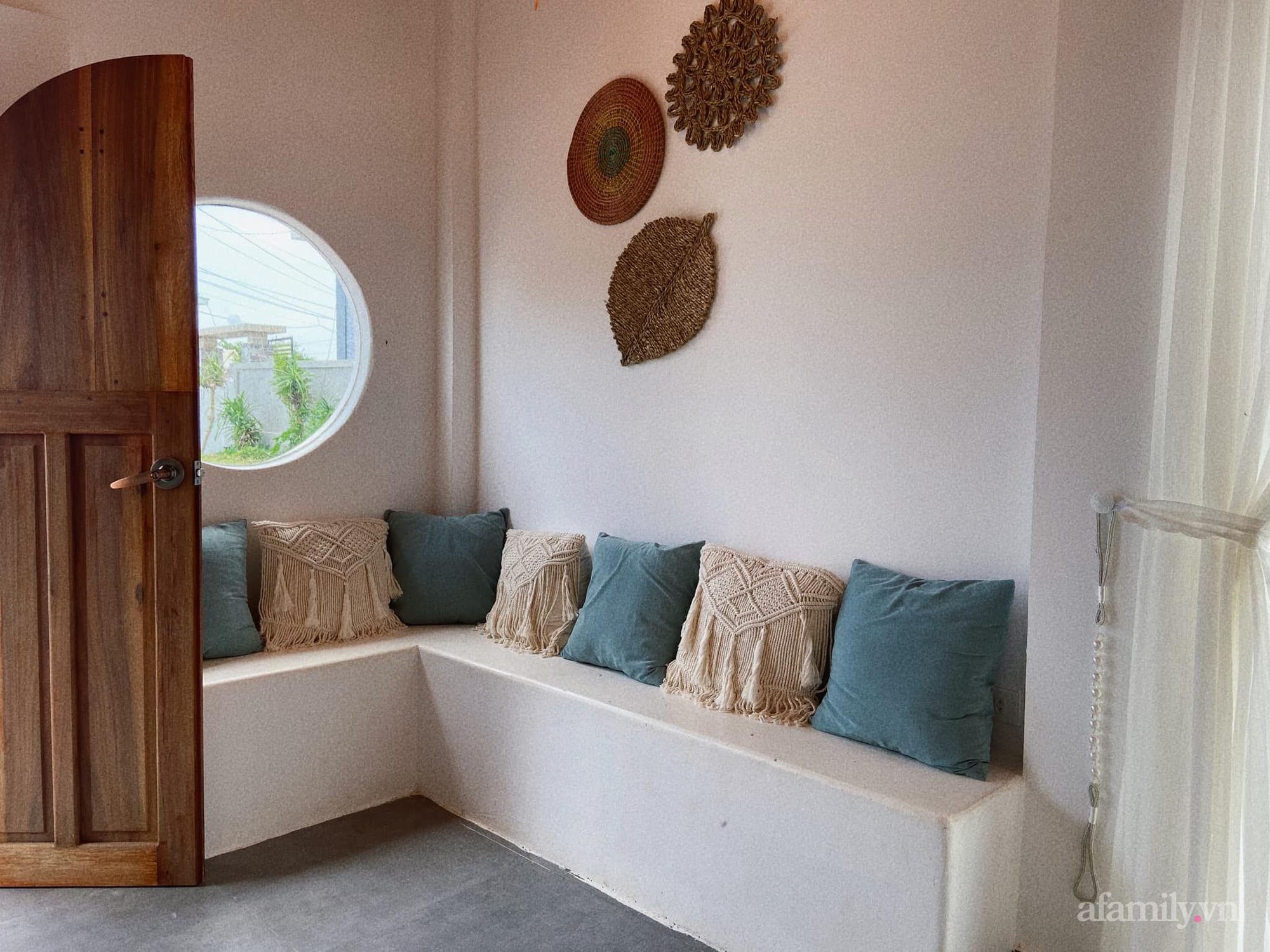 Cặp vợ chồng trẻ sửa ngôi nhà cũ ọp ẹp trên đảo Phú Quý thành không gian sống vintage