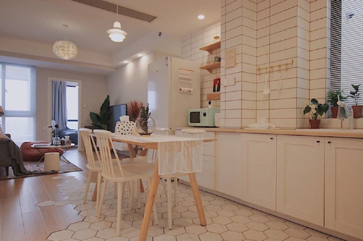 Căn hộ 70m² trên tầng 33 đẹp hút hồn với thiết kế gạch sàn bếp hình lục giác độc đáo - Ảnh 4.