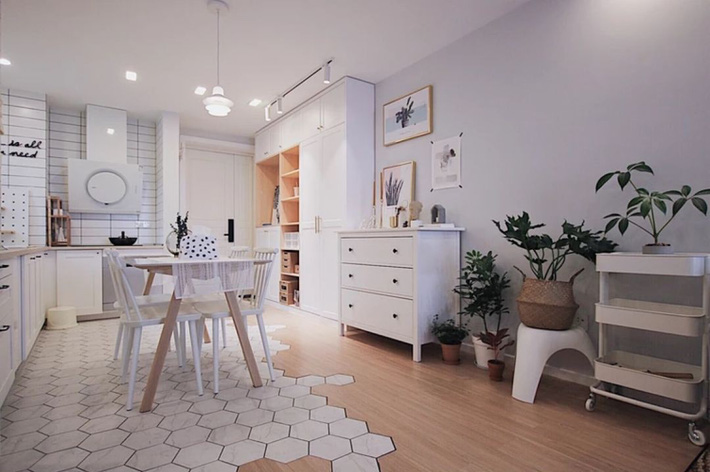 Căn hộ 70m² trên tầng 33 đẹp hút hồn với thiết kế gạch sàn bếp hình lục giác độc đáo - Ảnh 1.