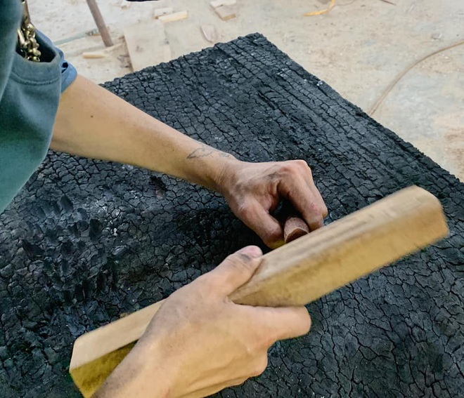 Cháy rụi kho gỗ, chủ xưởng hồi sinh đống phế liệu thành nội thất vảy cá - 2