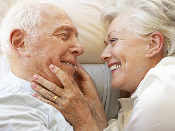 Chuyện ấy tuổi xế chiều nên hay không?