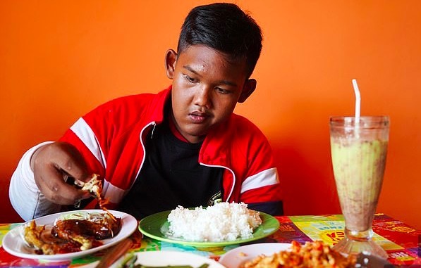 Hình ảnh không ngờ sau giảm cân của cậu bé nặng gần hai tạ