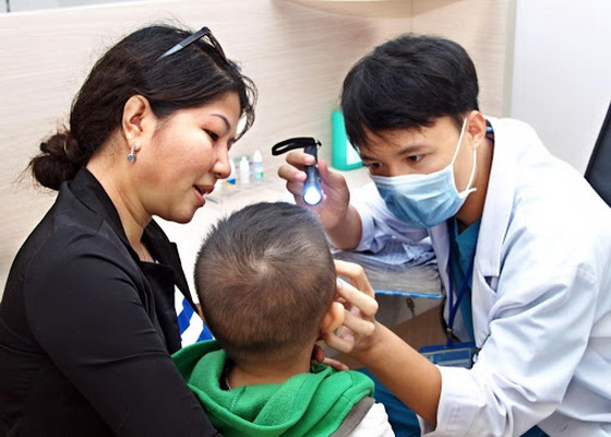 Khi có biểu hiện của bệnh, cần đưa trẻ đi khám để được phát hiện và xử trí kịp thời.