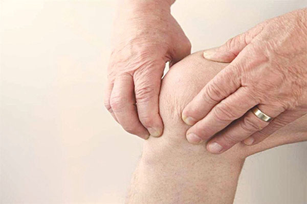Phòng bệnh xương khớp lúc chuyển mùa