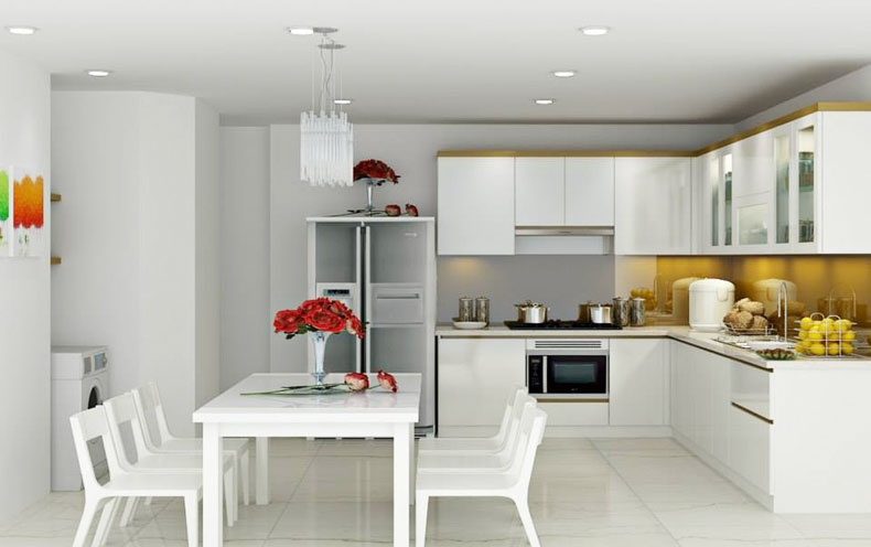 hình ảnh phòng bếp kết hợp phòng ăn với sắc trắng chủ đạo, tường chắn bếp màu vàng, lọ hoa trang trí