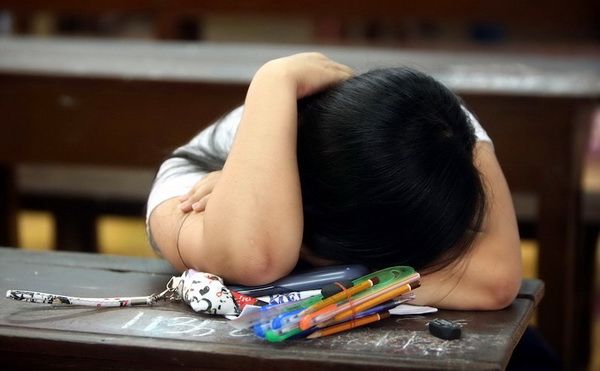 Áp lực học tập là một nguyên nhân khiến các em bị stress.