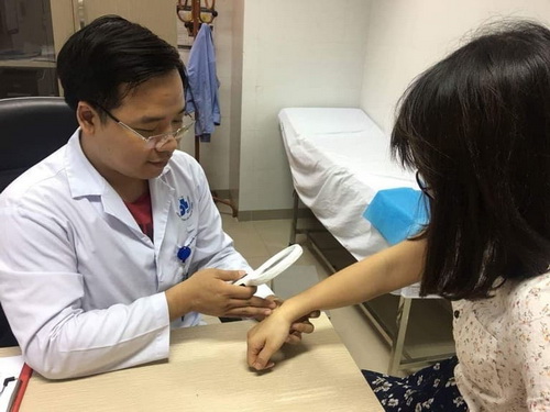 Lang ben là bệnh da liễu có thể lây nhiễm thông qua tiếp xúc thông thường.