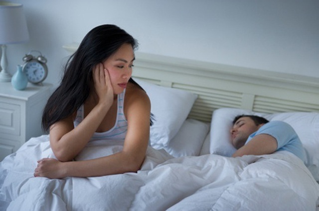 Biết chồng làm việc 'mờ ám', cô vợ ấm ức cho đến khi nghe lén được cuộc nói chuyện của đồng nghiệp thì nhận ra sai lầm tai hại khi 'trên giường'
