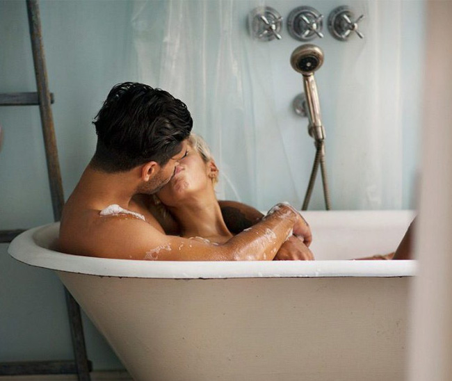 4 bí quyết 'nóng' giúp các cặp vợ chồng ân ái ngay cả khi con nhỏ không rời nửa bước - 1