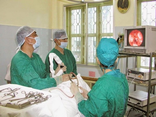 Trong 4 giờ đầu sau khi cắt amidan, người bệnh không vận động mạnh và nằm nghiêng sang một bên.