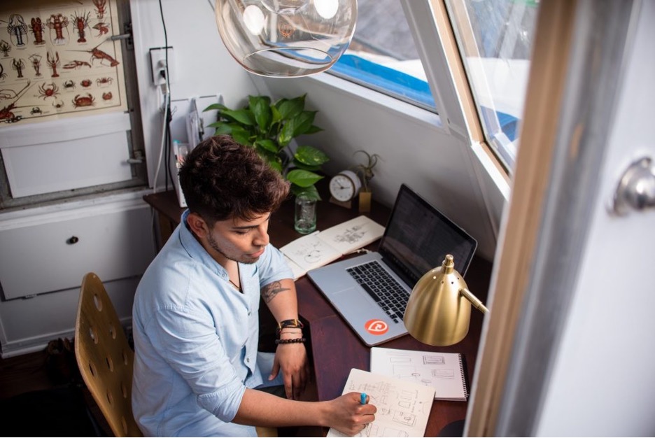 Virtual assistants are one of the most flexible tools if you want to automate your dropshipping business, because you can pass off nearly any task to them