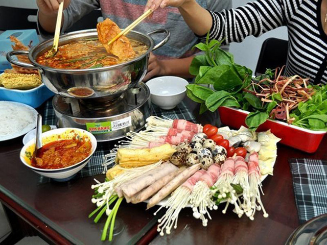 Vì vậy, bạn hãy cho lần lượt các loại thực phẩm vào. Đợi chúng chín hãy cho loại thực phẩm khác.