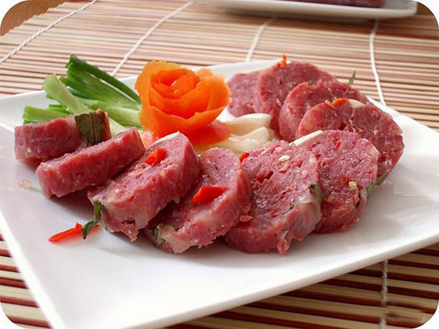 Tuyệt đối không ăn thịt lợn sống nếu bạn không muốn nhiễm sán.
