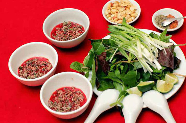 Tiết canh là món nên từ bỏ từ lâu để phòng tránh nhiễm sán cũng như những bệnh nguy hiểm khác.