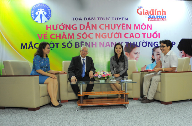 Các chuyên gia tại tọa đàm cho rằng việc chuyên môn chăm sóc người cao tuổi cần điều trị tổng thể. Ảnh Chí Cường