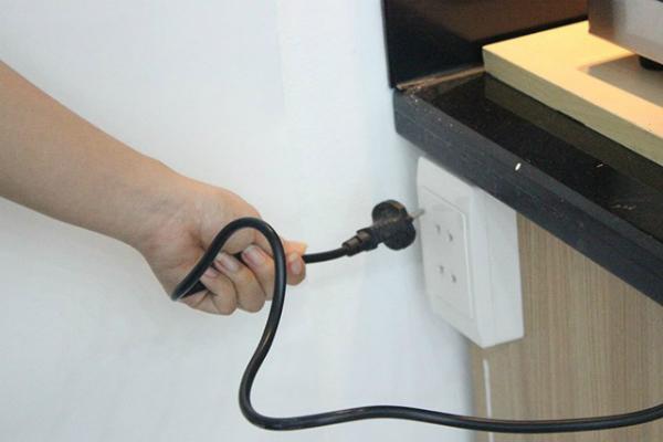 Không nên vội rút điện ngay sau khi tắt bếp. Ảnh: Eva.