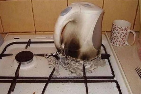 Hình ảnh chiếc ấm siêu tốc cháy đen khiến nhiều người phát khiếp. Ảnh: Xã luận.