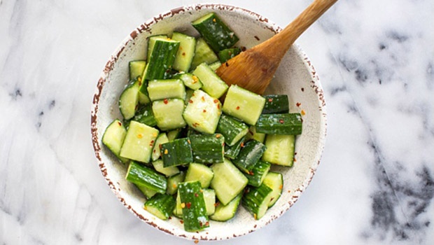Salad dưa chuột tỏi tốt cho người bệnh tăng huyết áp