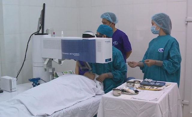 Các bác sỹ Bệnh viện Mắt Hà Nội thực hiện ca phẫu thuật mắt theo công nghệ mổ mắt không chạm.