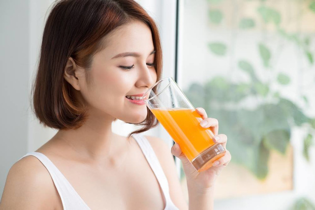 Bạn không nên uống nước cam vào buổi tối. Ảnh minh họa