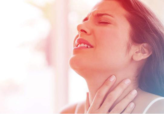Hiểm họa khôn lường khi chữa viêm họng sai cách, sai thuốc - Ảnh 1.