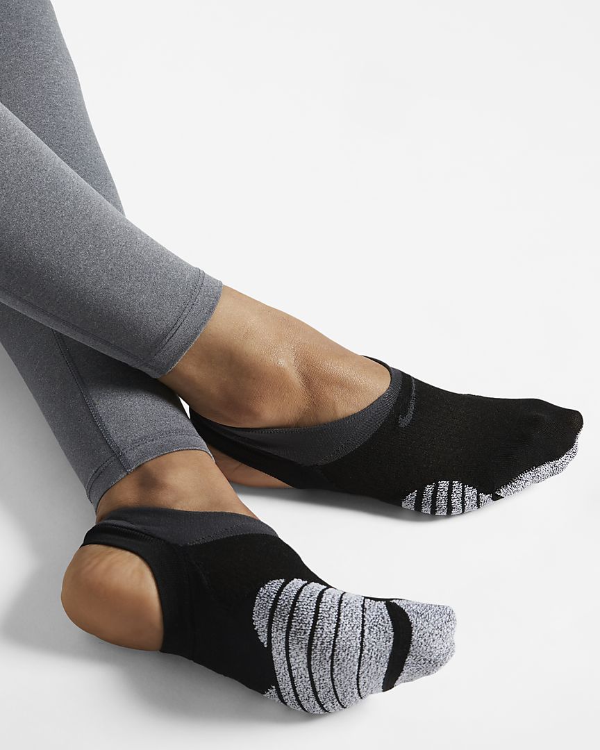 do-tap-yoga-tat-the-thao-Nike
