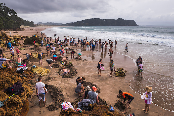 1586342685-623-quoc-gia-hot-water-beach-hahei-coromandel-peninsula-new-zea-1586340602-width700height468