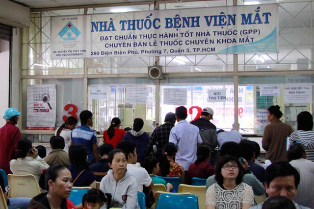 Bệnh nhân đến khám tại Bệnh viện Mắt TP HCM Ảnh: HOÀNG TRIỀU