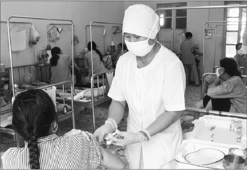 Điều trị cho bệnh nhân mắc lao tại Bệnh viện Phổi Trung ương. Ảnh: TM.