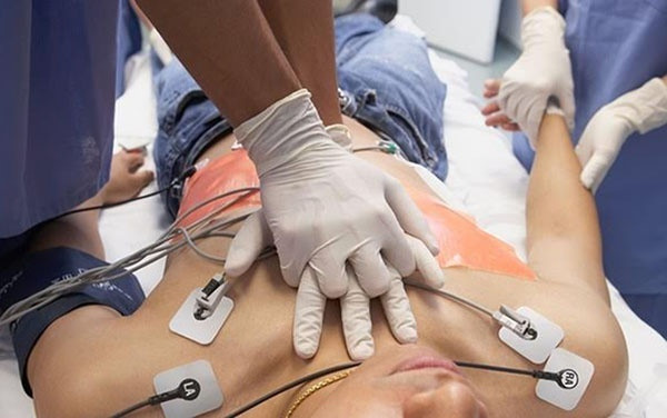 Biểu hiện thường gặp nhất của hội chứng mạch vành cấp là đau ngực.
