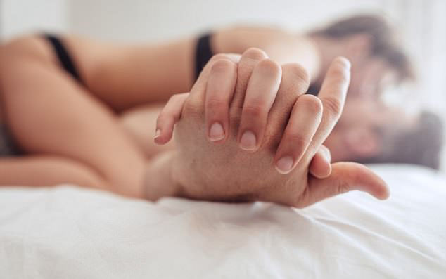 7 câu nói gạ gẫm kinh điển của chị em khi muốn 'yêu' chồng đêm nay