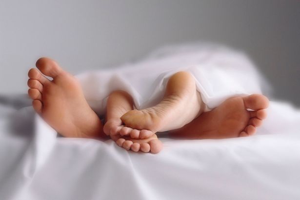7 câu nói gạ gẫm kinh điển của chị em khi muốn 'yêu' chồng đêm nay - 1