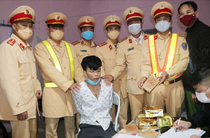 Vận chuyển trên xe khách 3 bánh heroin và 3 kg ma túy đá