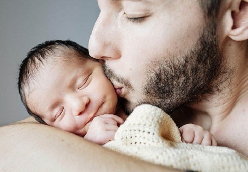 Tinh trùng bị vón cục màu vàng là bệnh gì? Có vô sinh không?