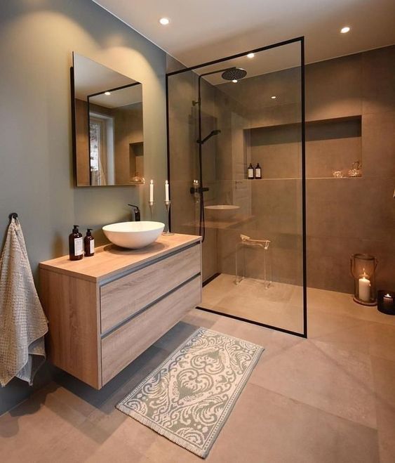 Phòng vệ sinh trong nhà ống 2 tầng mái Thái gồm hai khu khô - ướt tách biệt tương đối bằng vách kính trong suốt.