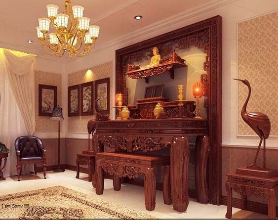 Hình ảnh toàn cảnh phòng thờ trên tầng 3 nhà ống với nội thất gỗ chạm khắc tinh xảo, đèn chùm trang trí đẹp mắt.