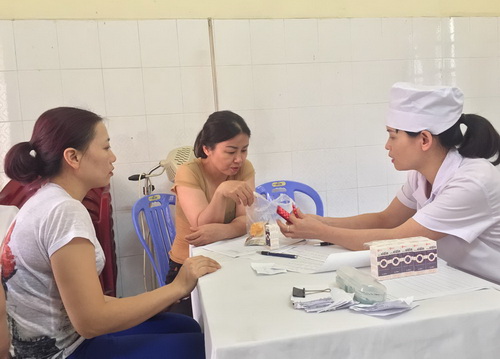 Tư vấn sức khỏe sinh sản cho phụ nữ. Ảnh: Q. Ninh