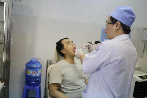 Khám họng cho bệnh nhân giúp chẩn đoán chính xác và điều trị kịp thời.