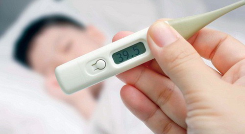 Khi bị cảm lạnh thân nhiệt của người bệnh thường không tăng nhiều, ít có khả năng bị sốt, nếu có sốt thì sẽ sốt nhẹ nhưng với người bị cảm cúm sẽ có triệu chứng sốt, thân nhiệt tăng cao đến 39 - 400C, trẻ nhỏ bị cảm cúm sốt kéo dài tới 3 – 4 ngày.