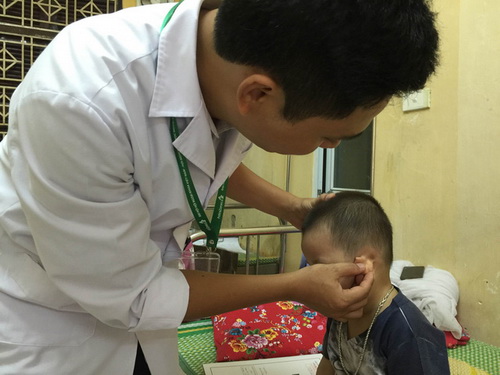 Một bệnh nhi mắc giun đũa chó mèo đang điều trị tại Khoa Khám bệnh chuyên ngành (Viện Sốt rét - Ký sinh trùng - Côn trùng TW).
